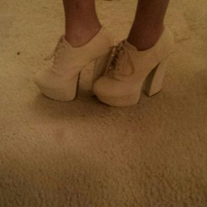 Off white 5" platform pumps