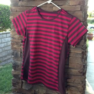 Nike dri-fit fitted shirt perfect for working out!