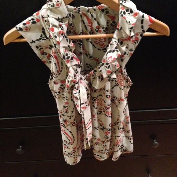Sophisticated ladies patterned ruffle blouse.