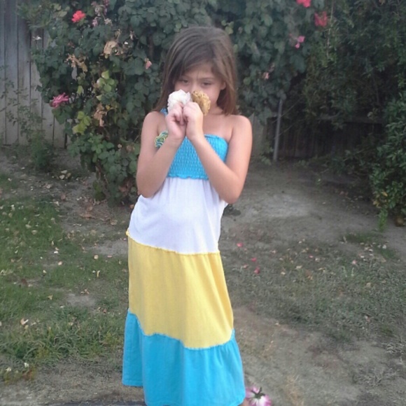 A dress - Picture 3 of 3