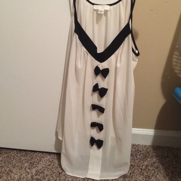 Ivory chiffon tank w/ bows.