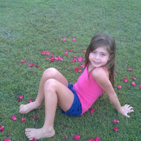 A tank top - Picture 3 of 3