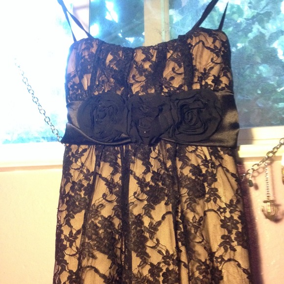 BEAUTIFUL dress with thin spaghetti straps - Picture 2 of 4