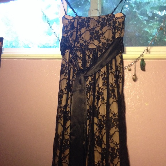 BEAUTIFUL dress with thin spaghetti straps - Picture 4 of 4