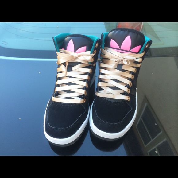 Adidas women shoes. size 6. Worn couple times.