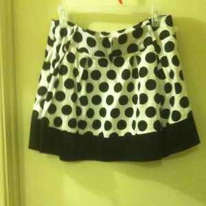 Im selling this cute skirt.