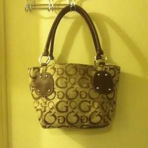 Im selling this modern purse.