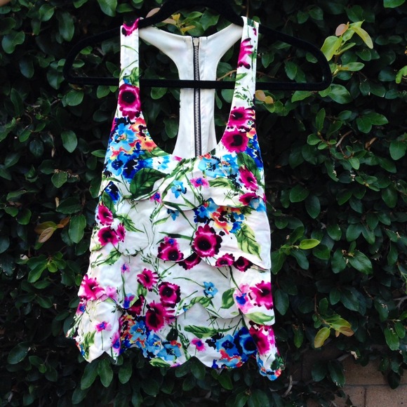 Floral top with layered and zipper details 🌺🌸!