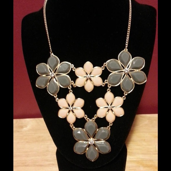 Grey and nude flower necklace - Picture 1 of 1