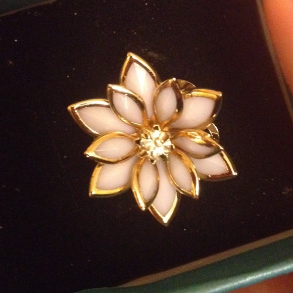 Lovely flower ring brand new!