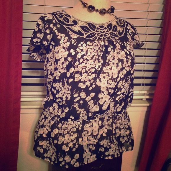 Nicola Tops - 🌸 Pretty Floral Top