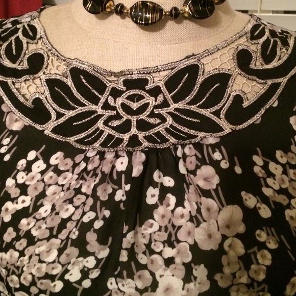 🌸 Pretty Floral Top - Picture 2 of 2
