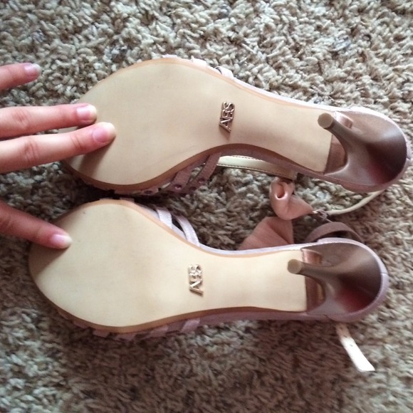 High Heals - Picture 2 of 4