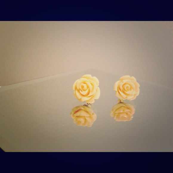 Flower Bud Earrings- Flower studs, in ivory