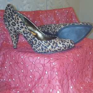 🚫SOLD🚫 Super cute short heel leopard pumps