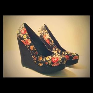 NBW Black floral wedges