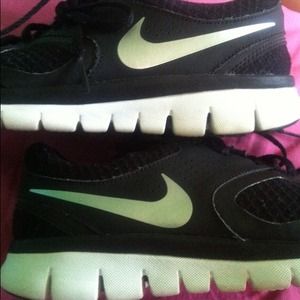 NIKE RUNNING SHOES SZ 9
