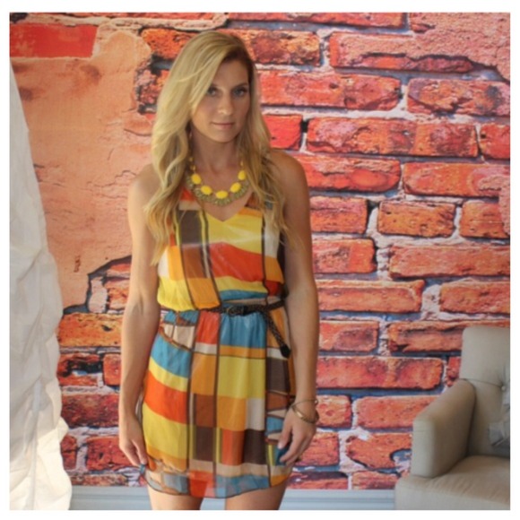 Dresses & Skirts - ⬇️SALE⬇️ geo print belted dress