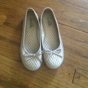 Super comfy cream quilted flats!
