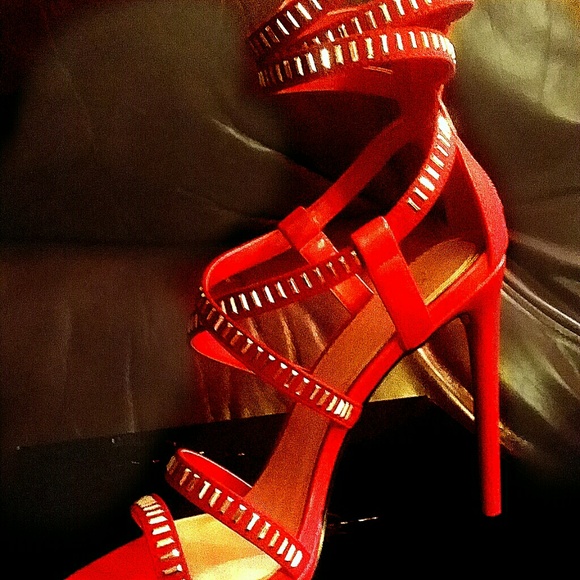 Who doesn't desire a sexy pair of red heels?! - Picture 1 of 3