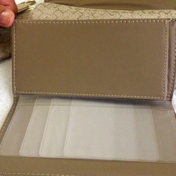 Wallet With 4 Accessories - Picture 3 of 4