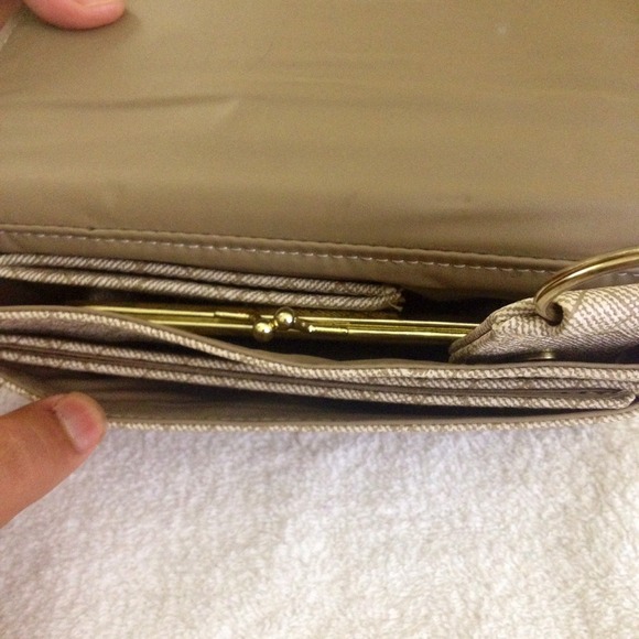Wallet With 4 Accessories - Picture 4 of 4