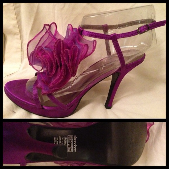 Fuchsia Ruffled Pumps 🐝 - Picture 2 of 3