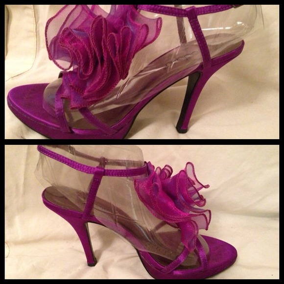 Fuchsia Ruffled Pumps 🐝 - Picture 3 of 3