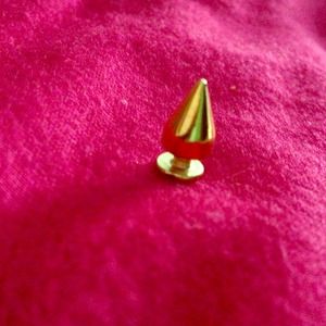 Pointy screw back studs