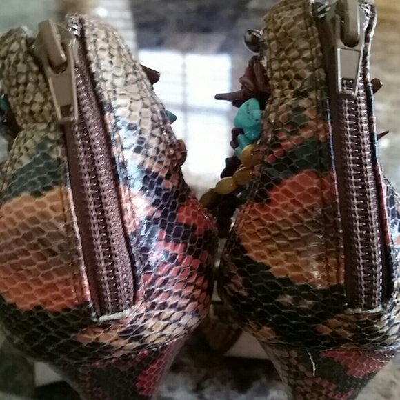 SHOES - Picture 3 of 4