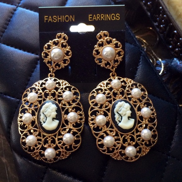 New Gold and pearl  fashion earrings