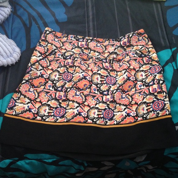 Geometric patterned skirt