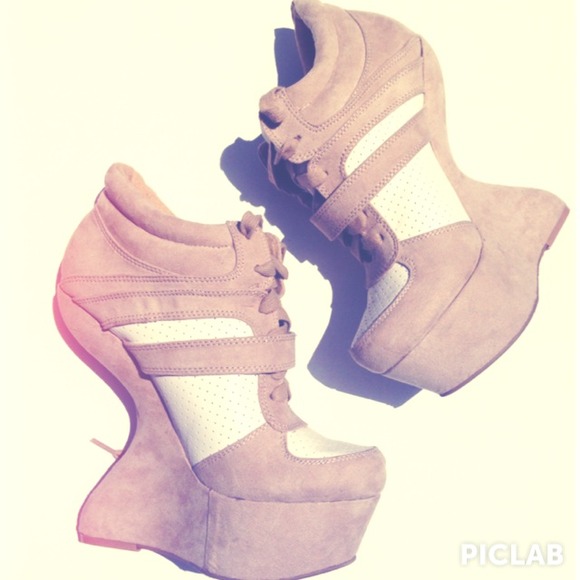 Shoes - Nude Heeless sneaker heels
