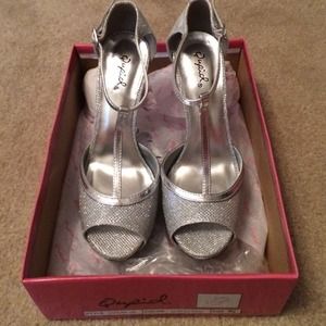 Silver glitter pumps by Qupid