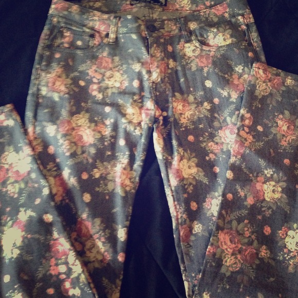 ❌bundled Floral jeans