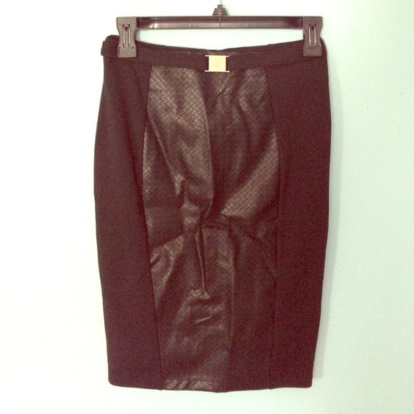 Chic black skirt with leather inlay