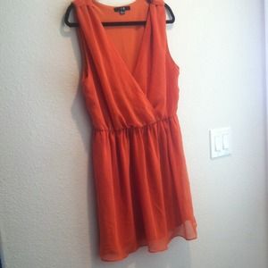 👰 Burnt orange v-neck dress