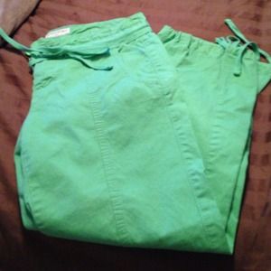 Bright green carpris