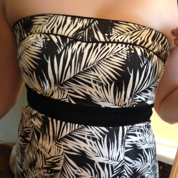 SOLD 💋 H&M Summer Strapless Dress 💋 - Picture 3 of 3