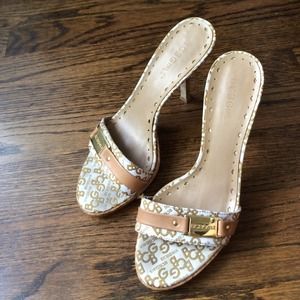 BCBG tan and cream heels