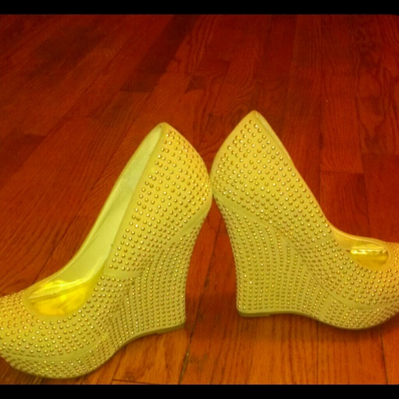 CREAM WEGED HEEL. Gold studs - Picture 2 of 4