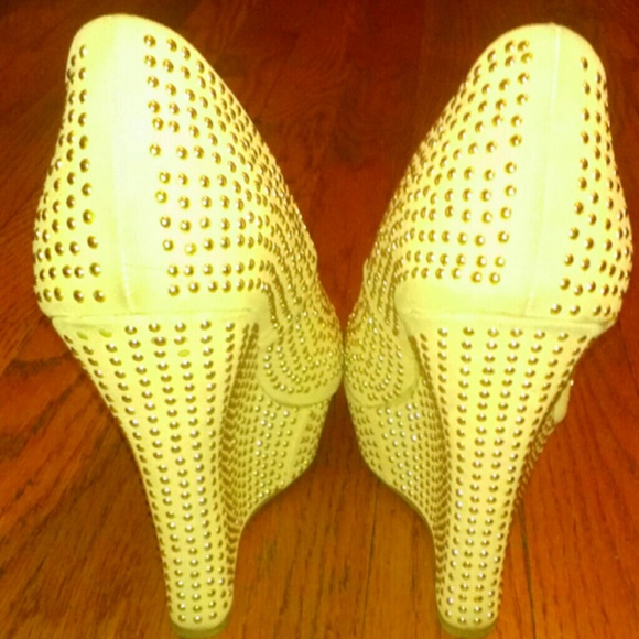 CREAM WEGED HEEL. Gold studs - Picture 4 of 4
