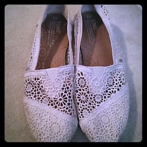 White lace toms