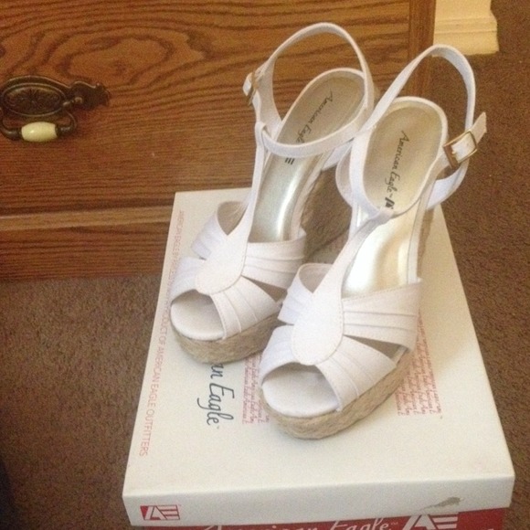 American Eagle cute white sandals