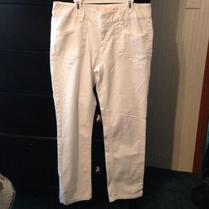 Dkny white pants with cute zipper near the ankle