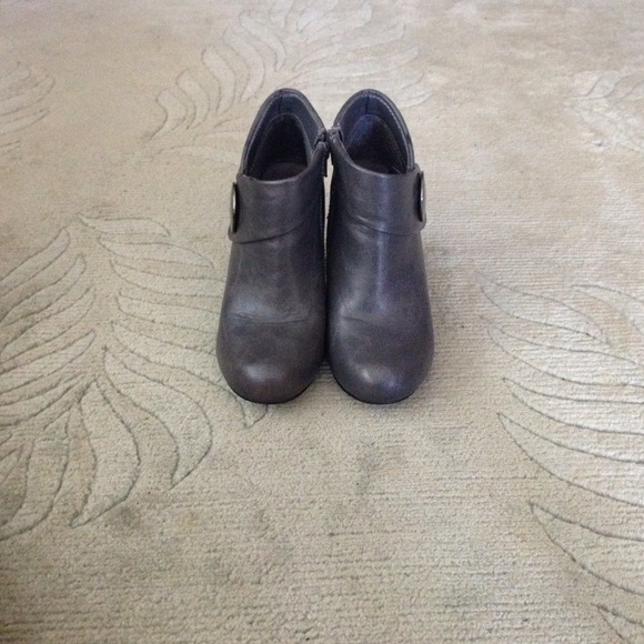 Grey ankle-cut boots