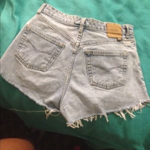 Highwaisted light washed shorts