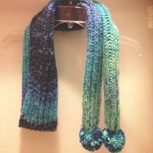 Blue-green thick knit scarf with pompoms ❄️