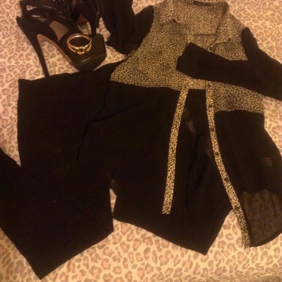 Sheer black/animal print black top 2 X 24$
