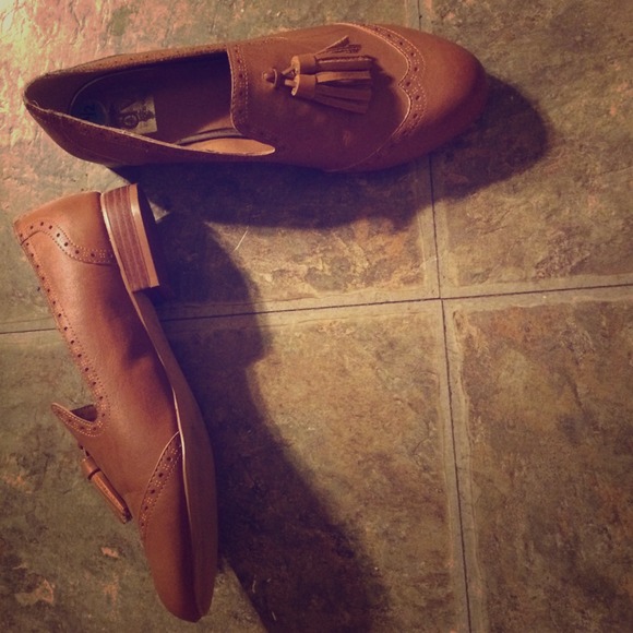 Dolce Vita brown Oxford shoes.